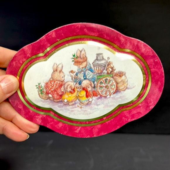 Vintage biscuit tin with Christmas Bunnies scenes Made in England - Picture 4 of 7